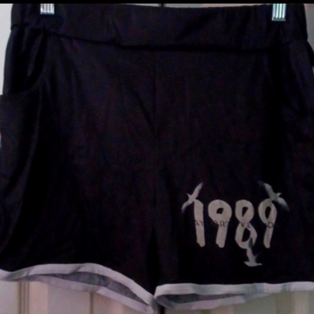 NWOT Taylor Swift crop top & short set size small - Picture 2 of 2